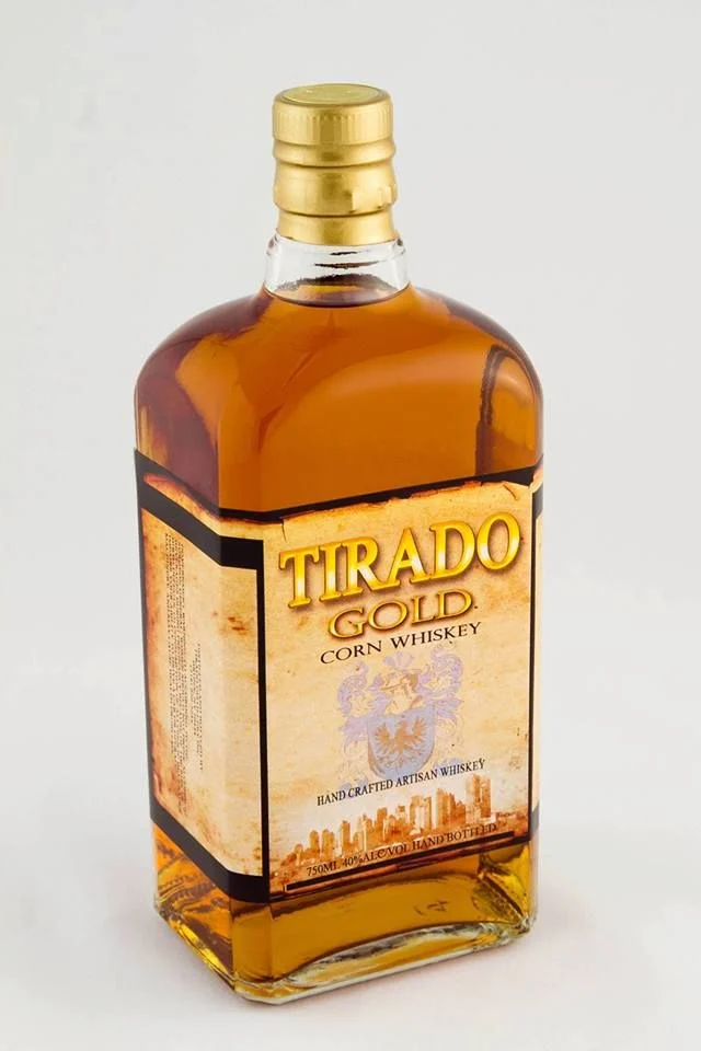 Whisky de maíz dorado destilería Tirado